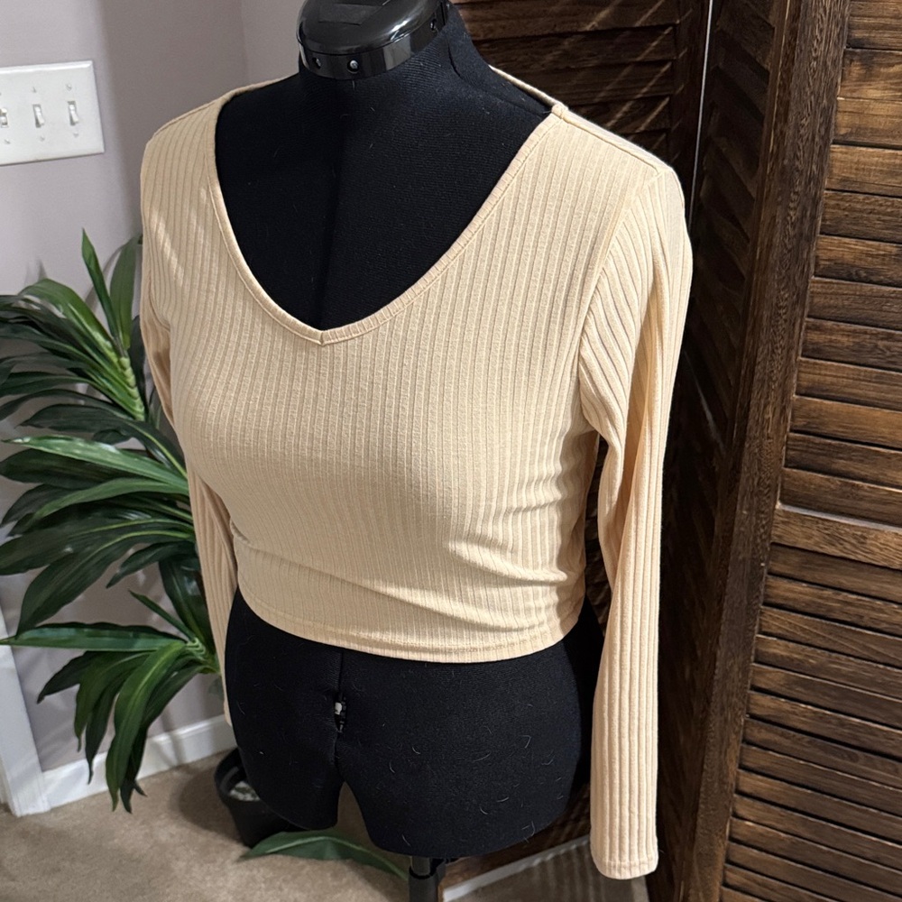 SHEIN V-Neck Ribbed Cream Crop Top